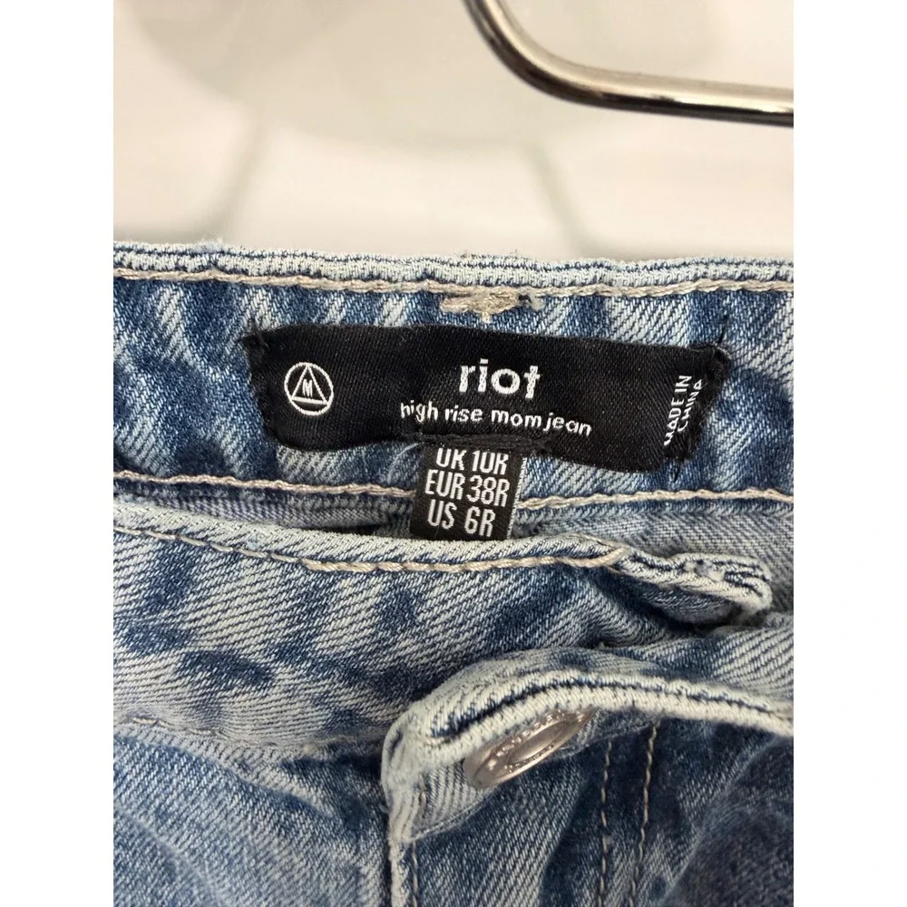 Missguided Riot High Rise Mom Jeans Blue Buckle Ankle Light Wash Denim 6R